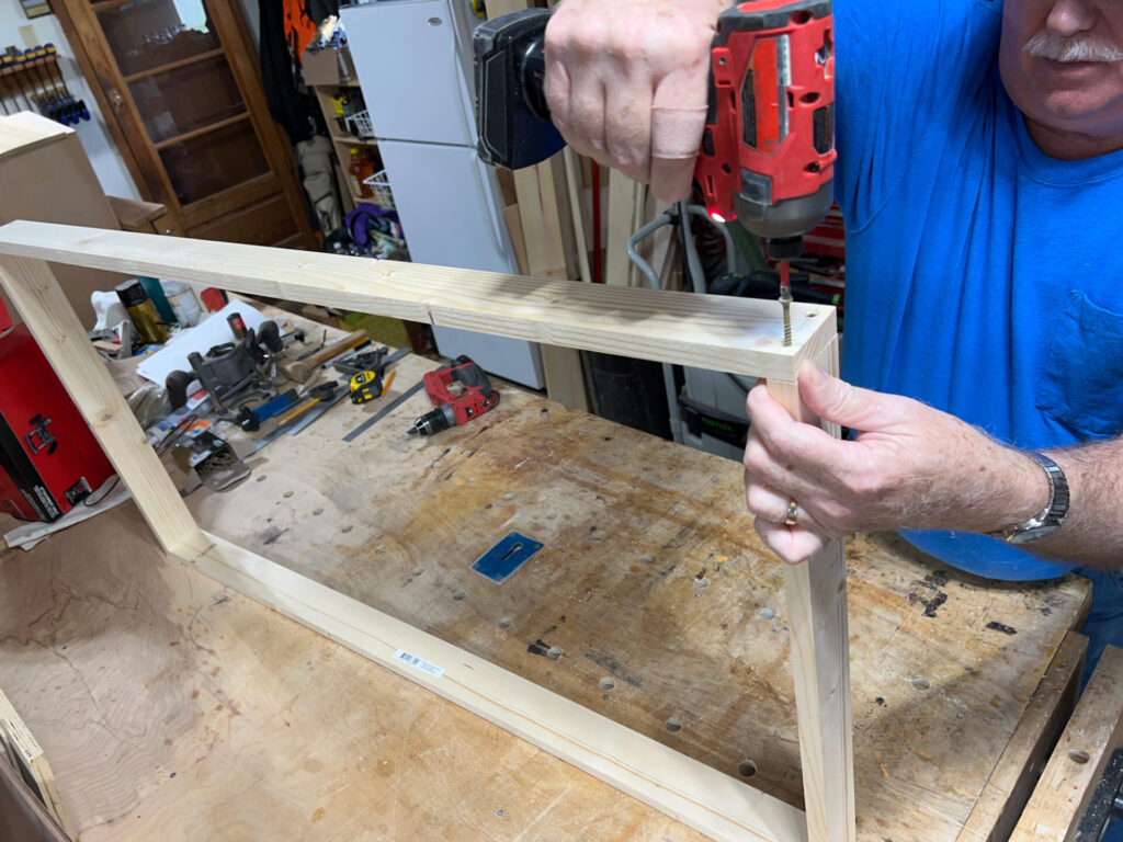 Screwing together the frame